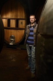 France, Bas-Rhin (67), Route des Vins d'Alsace, Traenheim, Domaine viticole Frederic Moshel, le producteur Guillaume Moshel devant ses foudres