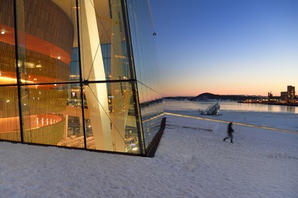 Norvège, Oslo, quartier des docks de Bjorvika, l'Opéra sous la neige concu par le cabinet d'architecture Snohetta dont notamment Tarald Lundevall et iceberg art flottant sur le front de mer