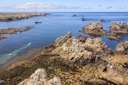 France, Finistère (29), Mer d'Iroise, Ile d'Ouessant, le mouillage de Yuzin sur la cote Nord et le phare du Créac'h en arrière plan (vue aérienne)