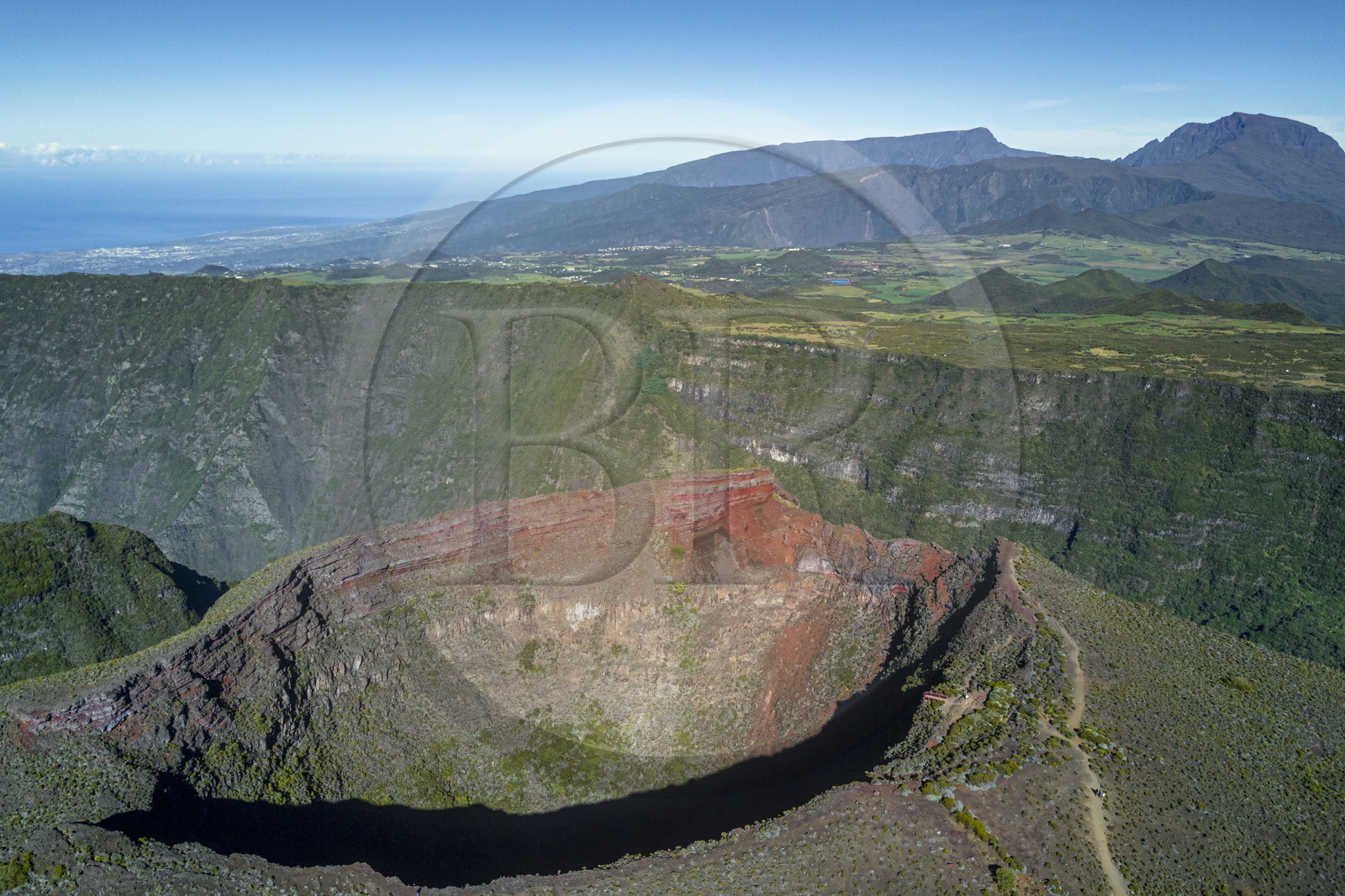 France, Ile de la Reunion, Parc National de la Réunion classé Patrimoine Mondial de l'UNESCO, le Cratère Commerson sur les flans du volcan Piton de la Fournaise et l'ancien volcan du Piton des Neiges en arrière plan (vue aérienne)