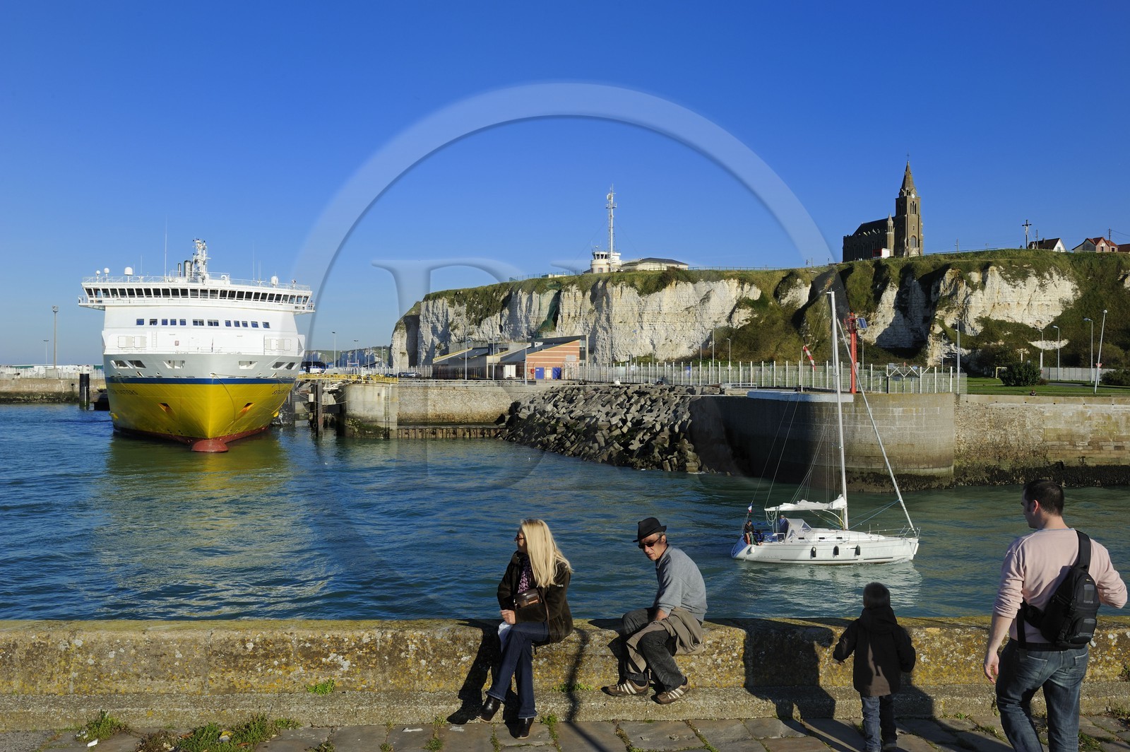 France, Seine-Maritime (76), Dieppe, entrée du port et le terminal de car ferry dominés par la chapelle Notre-Dame de Bonsecours