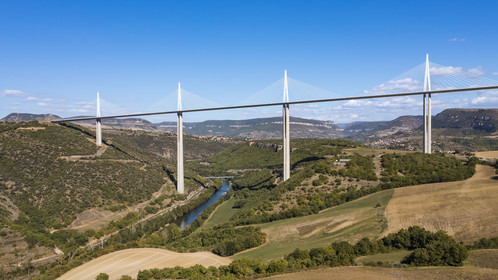 France, Aveyron (12), parc naturel régional des Grands Causses, Millau, le viaduc de Millau des architectes Michel Virlogeux et Norman Foster, entre le Causse du Larzac et le Causse de Sauveterre au dessus du Tarn (vue aérienne)
