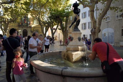 France, Var (83), Massif des Maures, Collobrières, autour de la fontaine de la Place de la Libération pendant la fête de la châtaigne