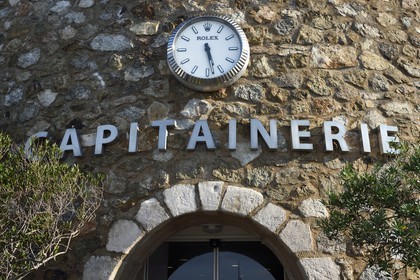 France, Var (83), Saint-Tropez, la capitainerie du Port et l'horloge Rolex