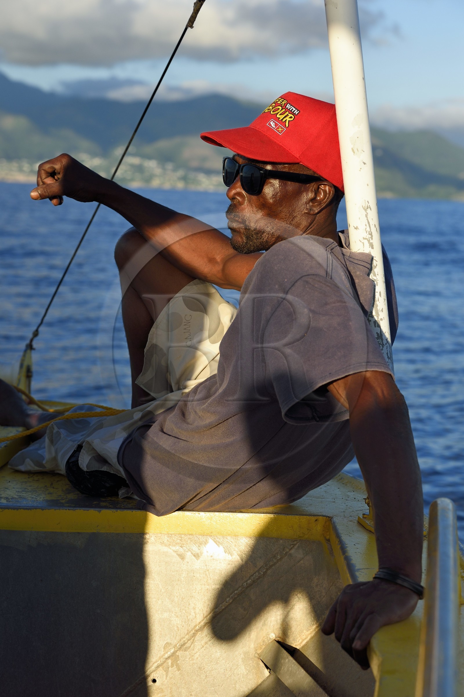 Caraïbes, Ile de la Dominique, Sylvester, second sur le bateau, observe la côte Ouest au nord de Mero