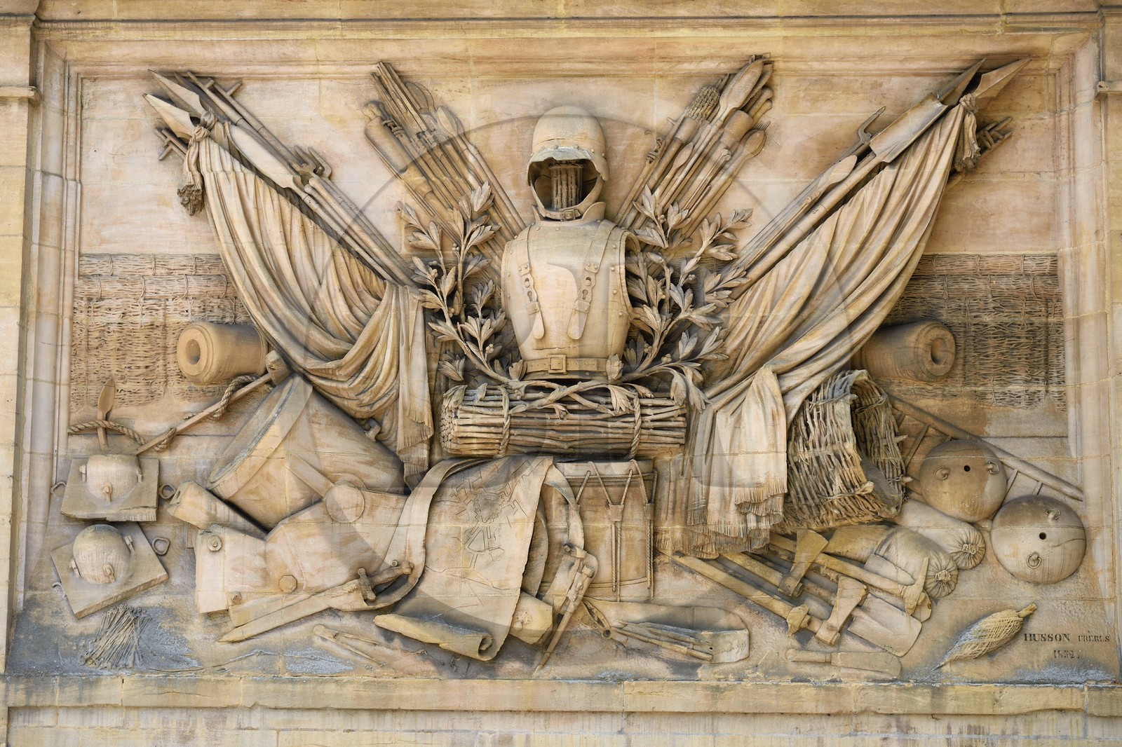 France, Moselle (57), Metz, caserne Ney, trophée d’armes en haut-relief de l'entrée principale datant de 1854