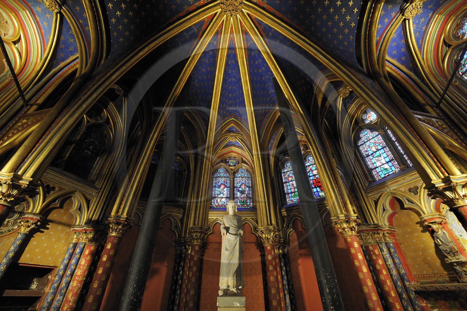 France, Paris, ile de la Cité, the Sainte Chapelle (the Holy Chapel), statue of Saint-Louis in the Lower Chapel