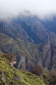 Italie, Sicile, Parc naturel régional de l’Etna, le Mont Etna, classé Patrimoine Mondial de l'UNESCO, Valle del Bove qui correspond à un effondrement d’une des parois de l’Etna créant un champ de roches volcaniques de 7 km par 6 km