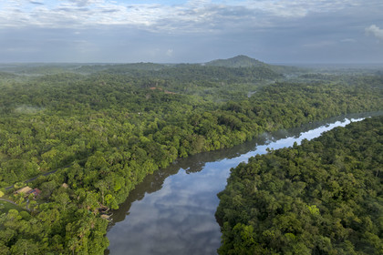 France, Guyane, Kourou, Camp Maripas, le fleuve Kourou traversant la forêt tropicale et la montagne des Singes (161 mètres d'altitude) en arrière plan (vue aérienne)