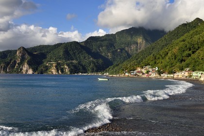Caraïbes, Ile de la Dominique, la baie de Soufrière, village de Scotts Head et de Soufrière en arrière plan