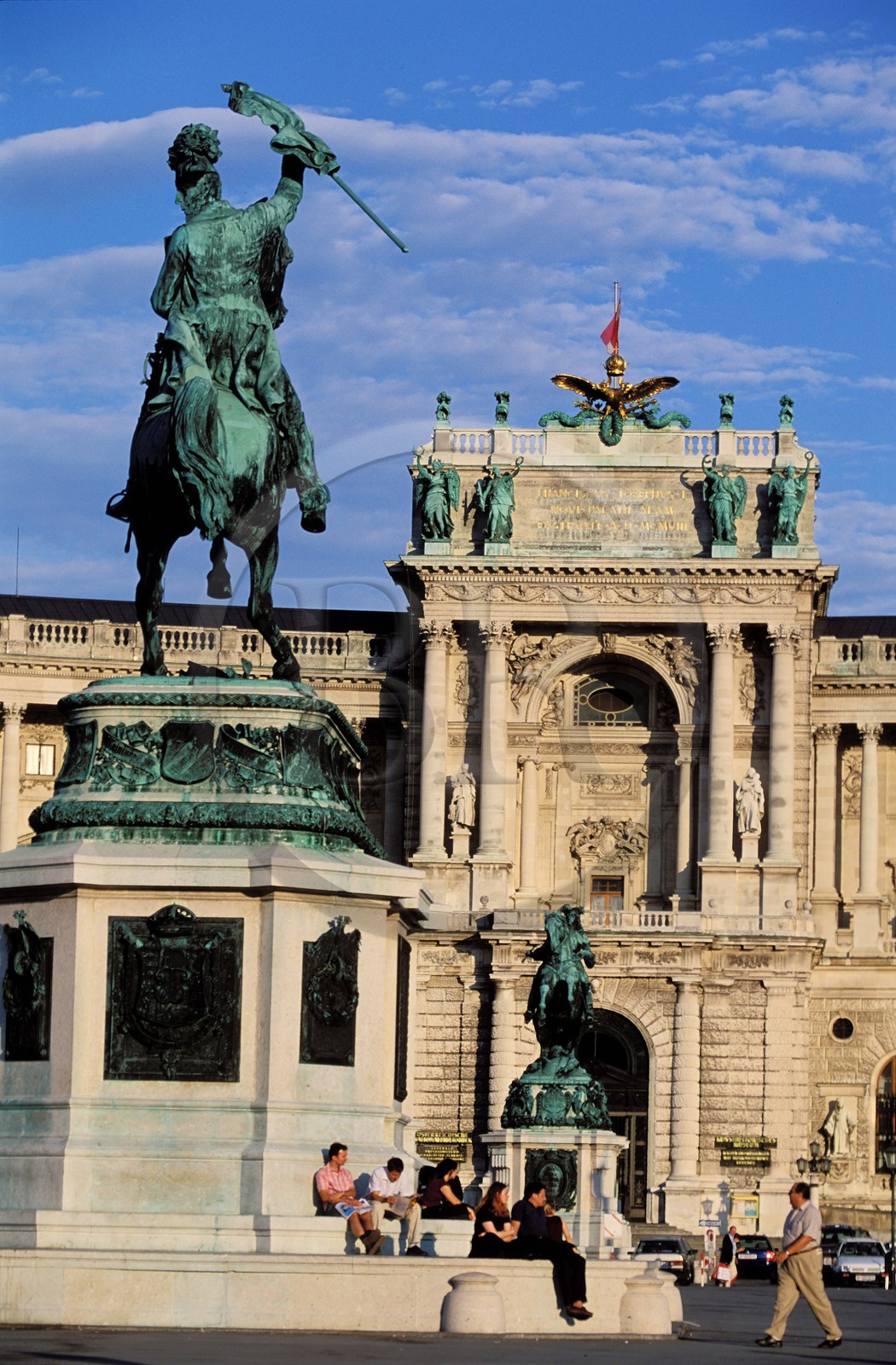 Autriche, Vienne, Helden platz (place des Héros) devant le Palais impérial de la Hofburg, rendez-vous des jeunes en été