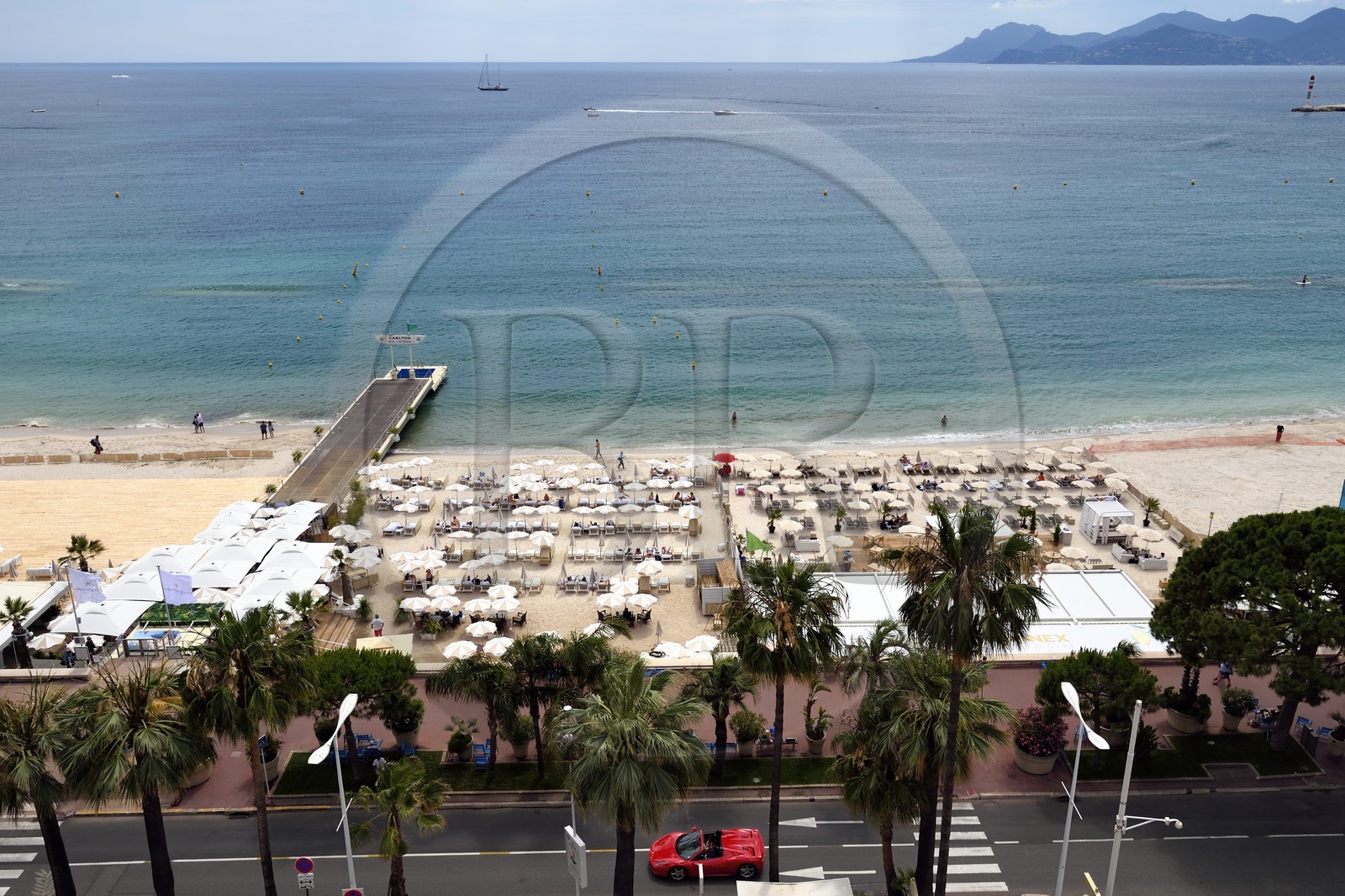 France, Alpes-Maritimes (06), Cannes, la plage privée du Carlton sur le boulevard de la Croisette