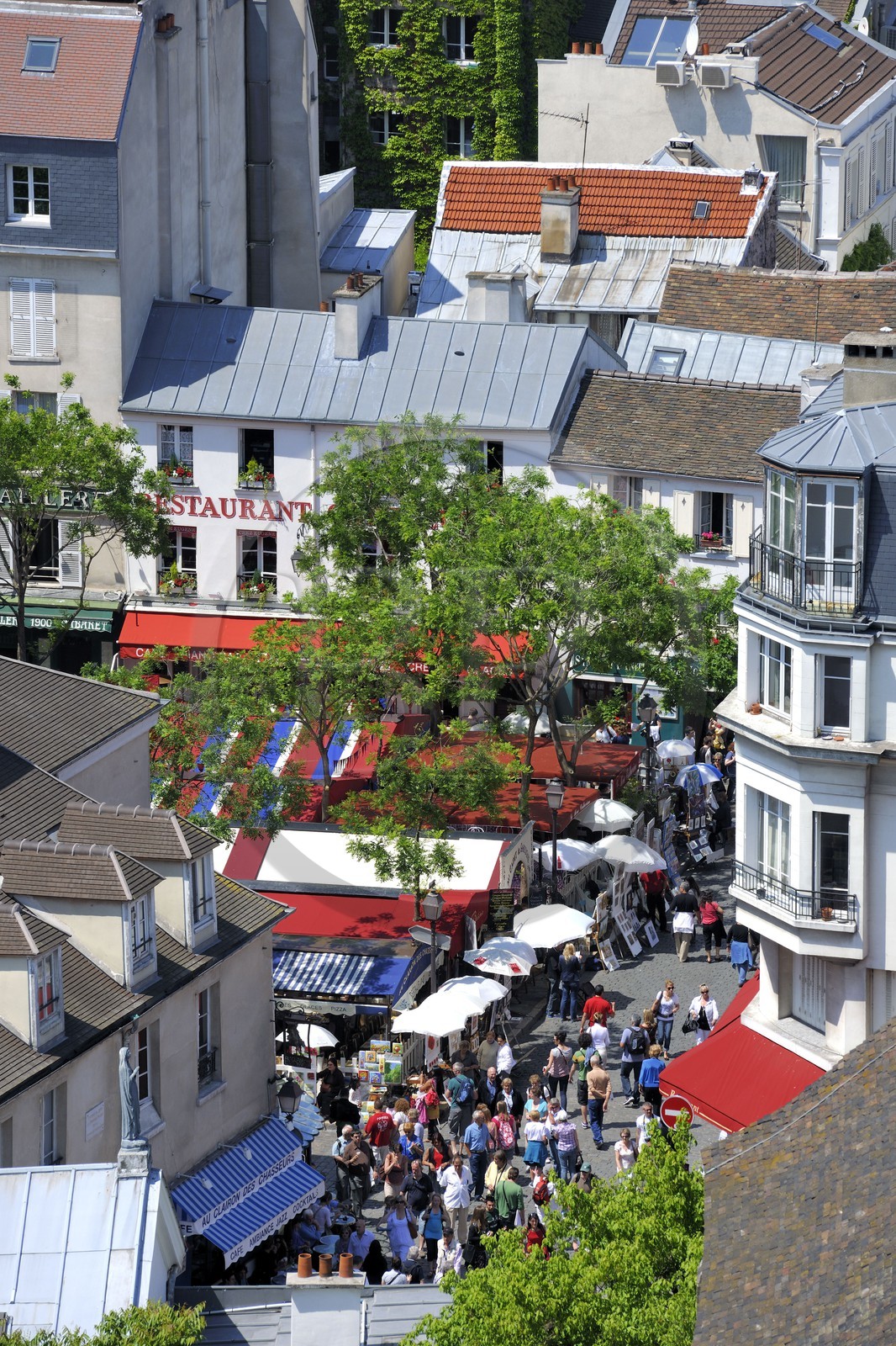 France, Paris (75), Montmartre, la place du Tertre, ses commerces et sa foule de touristes