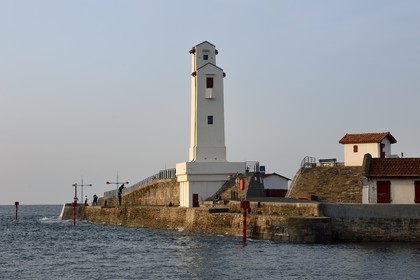 France, Pyrénées-Atlantiques (64), Pays-Basque, Saint-Jean-de-Luz, le port de pêche, le phare du port construit par André Pavlovsky et classé monument historique