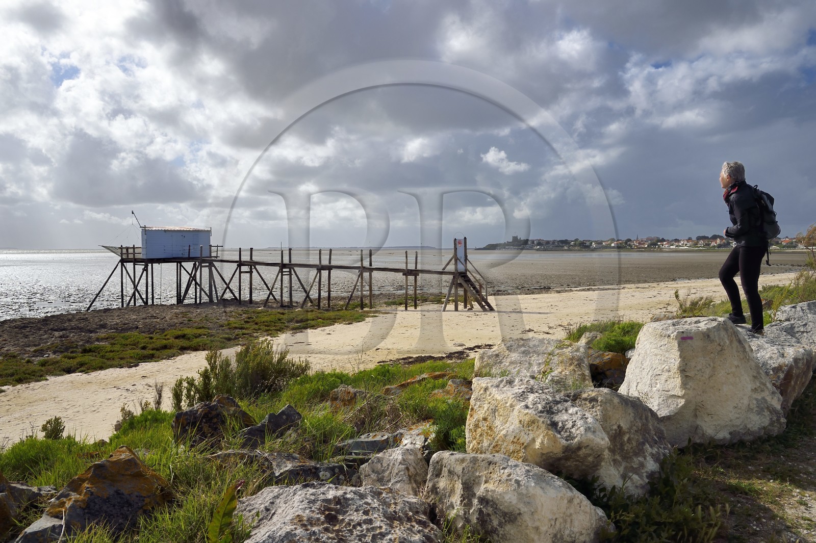 France, Charente-Maritime (17), Fouras, plage de l'Espérance découverte par la marée et cabanes à carrelets, le fort de Fouras fortifié par Vauban en 1672 en arrière plan