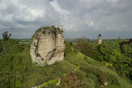 France, Yvelines (78), Montchauvet, ruines du donjon du chateau construit en 1136 par Amaury de Montfort et l'église Sainte Marie-Madeleine en arrière plan