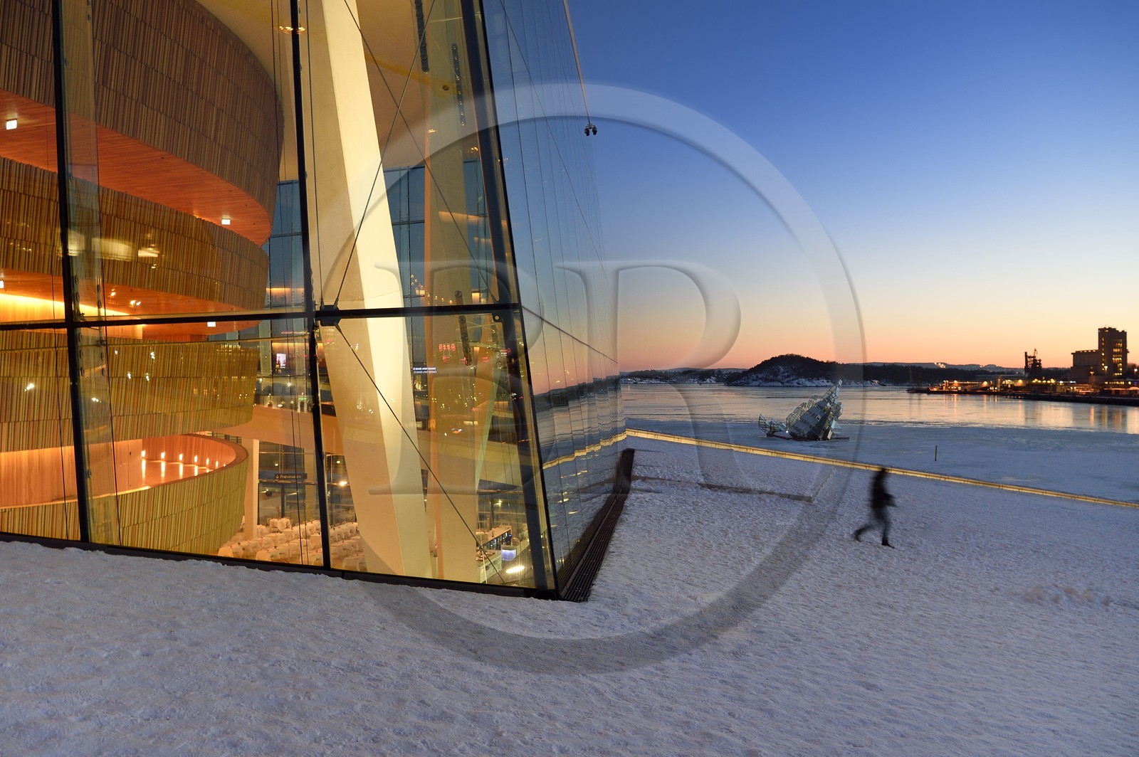 Norvège, Oslo, quartier des docks de Bjorvika, l'Opéra sous la neige concu par le cabinet d'architecture Snohetta dont notamment Tarald Lundevall et iceberg art flottant sur le front de mer