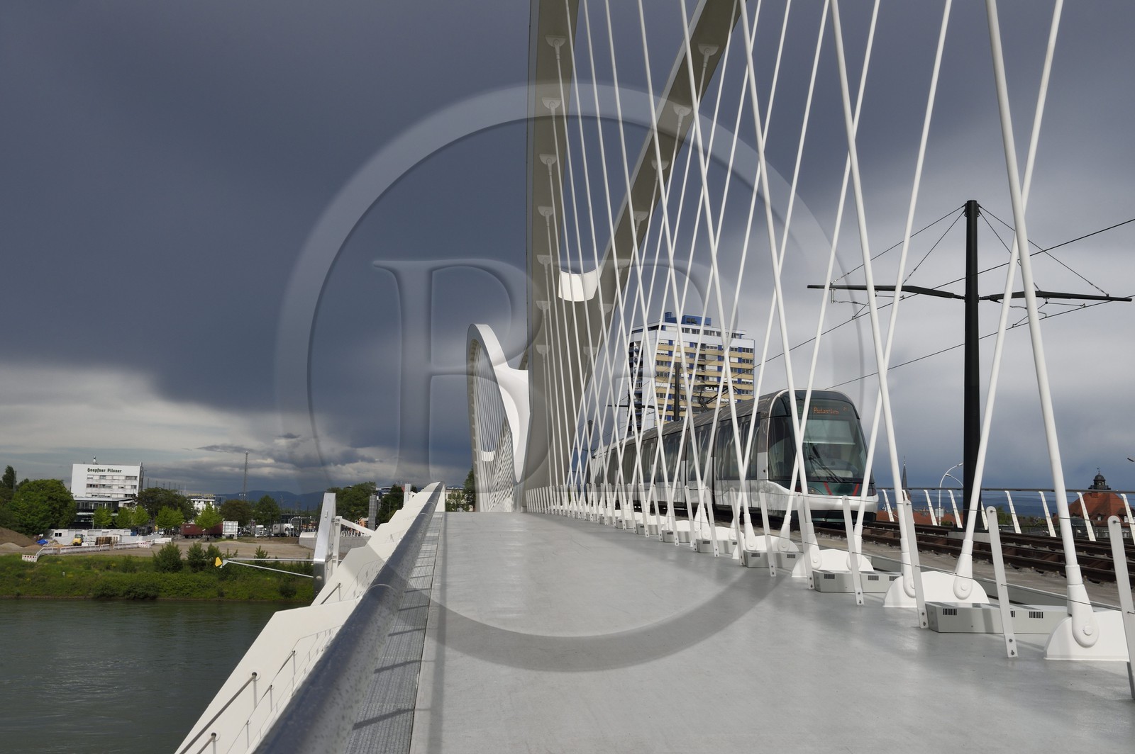 France, Bas-Rhin (67), Strasbourg, le pont piéton, vélo et du tram de la ligne D sur le Rhin reliant Strasbourg à Kehl en Allemagne inauguré le 28 avril 2017 appelé pont Beatus Rhenanus