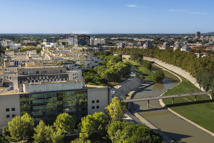 France, Hérault (34), Montpellier, les rives du Lez et l'Hotel de Ville conçu par les architectes Jean Nouvel et François Fontès (en arrière plan vers la mer)
