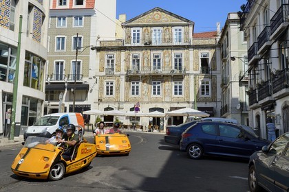 Portugal, Lisbonne, quartier du Chiado, véhicules trois roues en location pour visiter la ville et la Cervejaria (Brasserie) Trindade en arrière plan