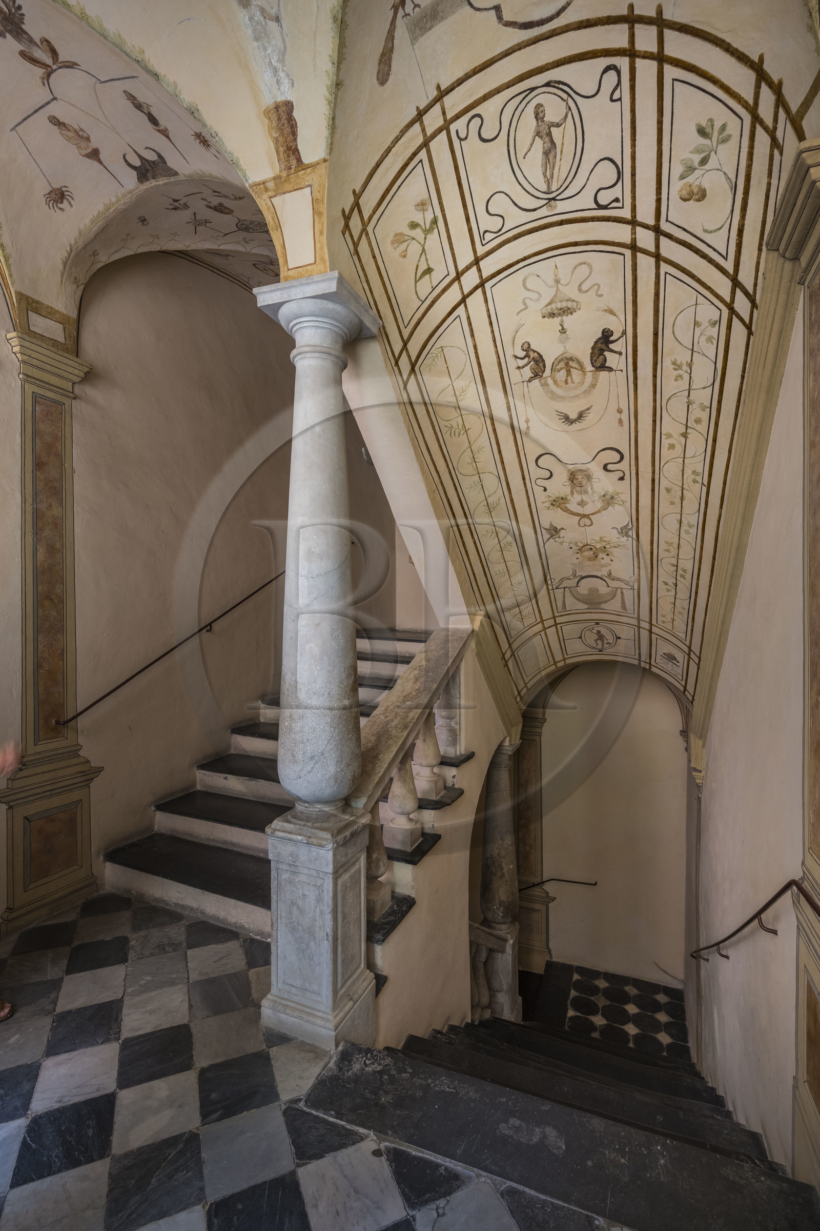 France, Alpes-Maritimes (06), Nice classée Patrimoine Mondial de l'UNESCO, le Vieux Nice, Palais des Cais de Gilette du XVIIème siècle,  la cage d’escalier avec une décoration à grotesques