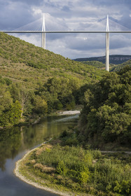 France, Aveyron (12), parc naturel régional des Grands Causses, Peyre, le viaduc de Millau des architectes Michel Virlogeux et Norman Foster, entre le Causse du Larzac et le Causse de Sauveterre au dessus du Tarn
