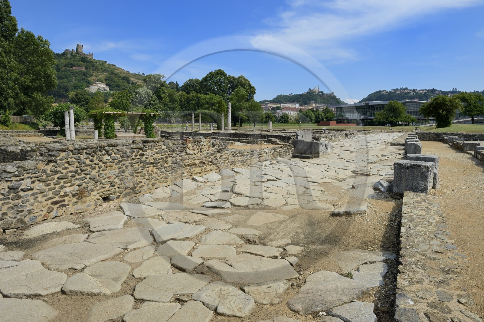 France, Rhône (69), Saint-Romain-en-Gal, le site archéologique du musée gallo-romain de Saint-Romain-en-Gal, voie romaine en granit