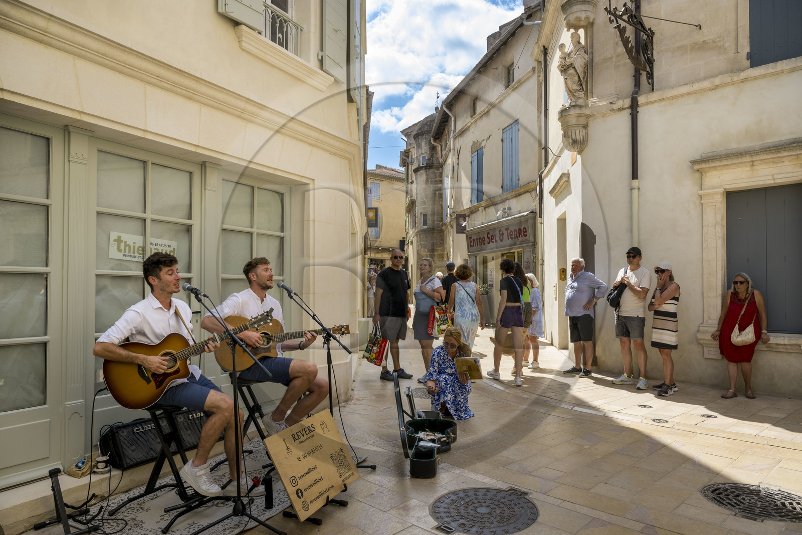 France, Bouches du Rhone, Regional Natural Park of the Alpilles, Saint Remy de Provence, street musicians from the acoustic duo Revers rue Nostradamus