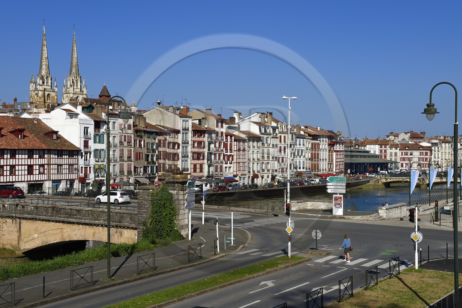 France, Pyrénées-Atlantiques (64), Pays-Basque, Bayonne, les quais de la Nive, le pont du génie, les flèches de la cathédrale Sainte-Catherine derrière le quai Jauréguiberry et le marché couvert des Halles