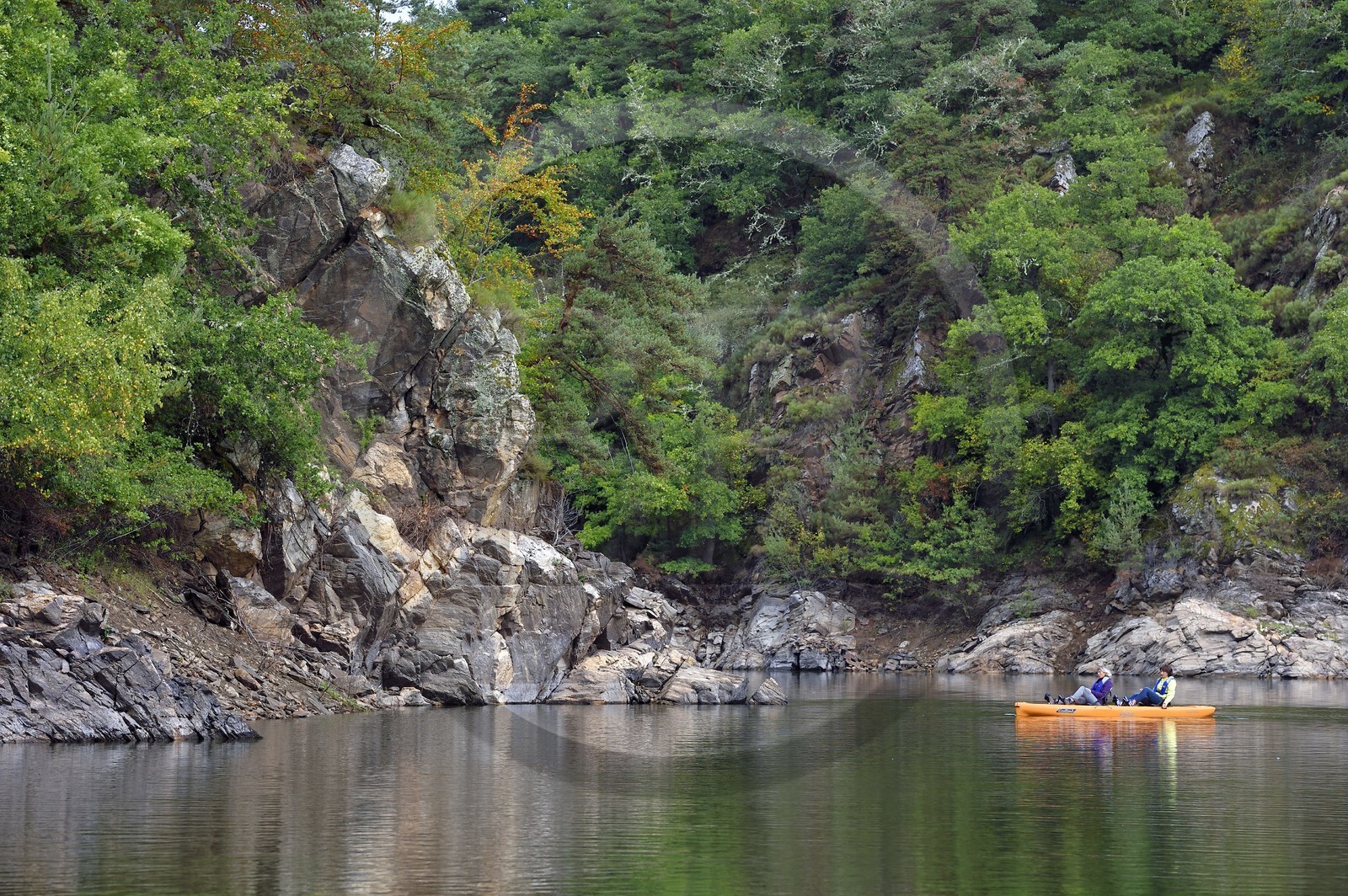 France, Cantal (15), Gorges de la Truyère, Chaliers, découverte en kayak à pédales de la rivière Truyère en amont du viaduc de Garabit