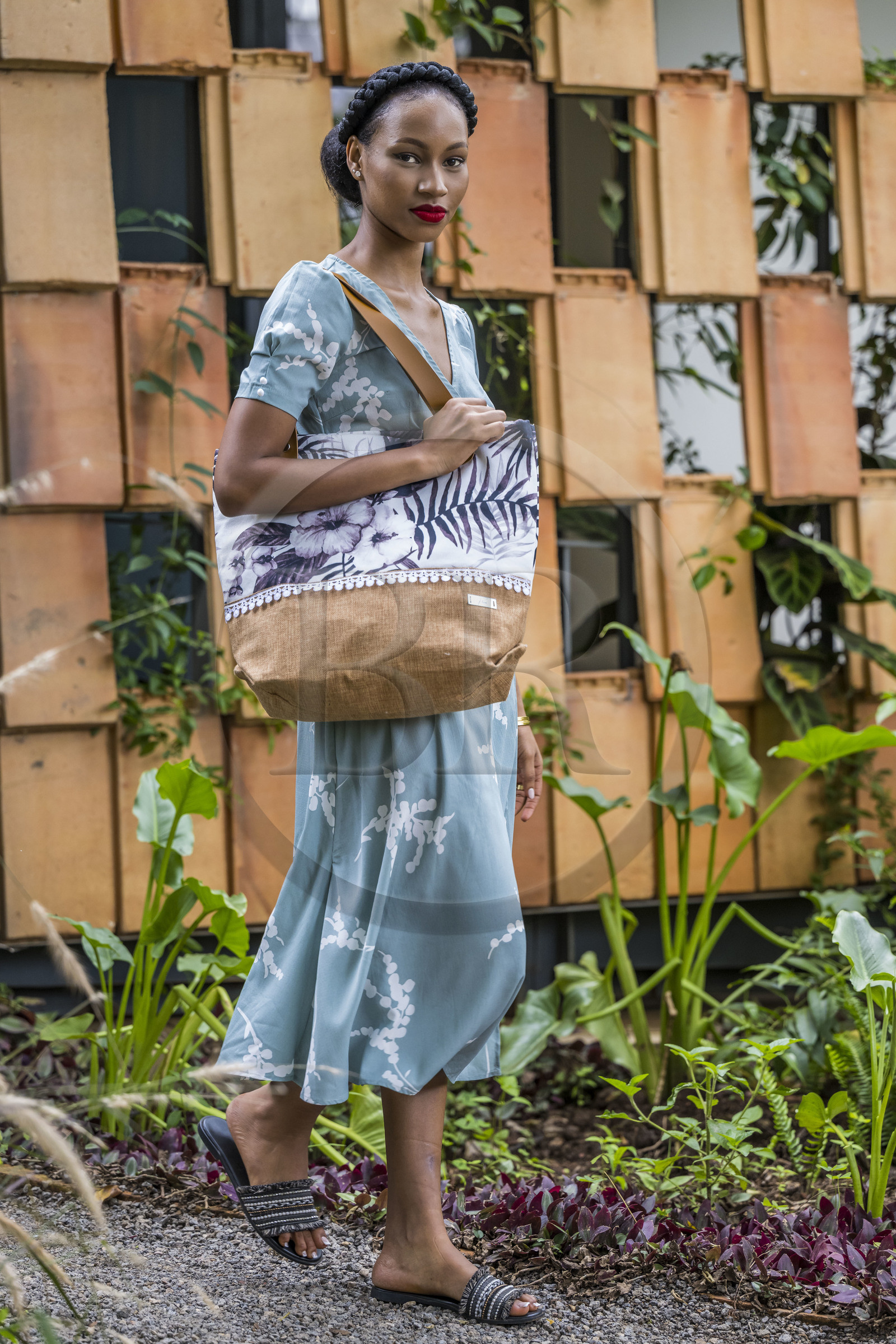 Rwanda, Kigali, Norrsken House Kigali, la mannequin Winnie Shema Tumusiime met en valeur la collection de sac de la marque Flove made in Rwanda