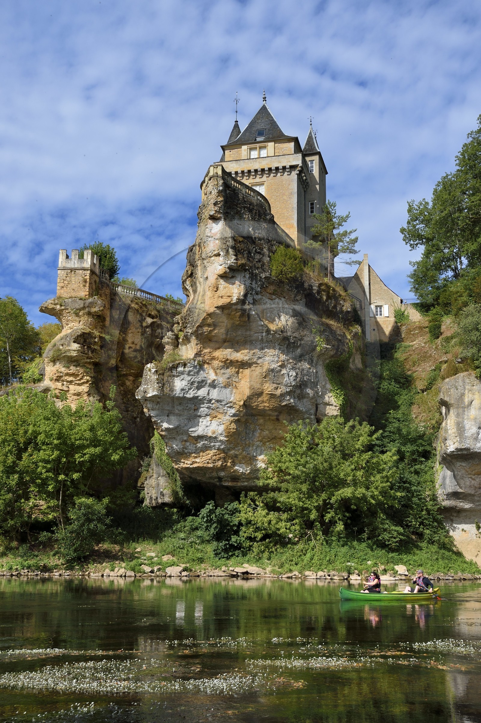 France, Dordogne, Périgord Noir, Thonac, the Belcayre castle on its rocky outcrop along the Vezere river