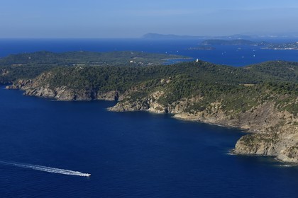 France, Var (83), Iles d'Hyères, parc national de Port Cros, la côte Sud Est de l'Ile de Porquerolles, la presqu'Ile de Giens et la rade de Toulon en arrière plan à droite (vue aérienne)