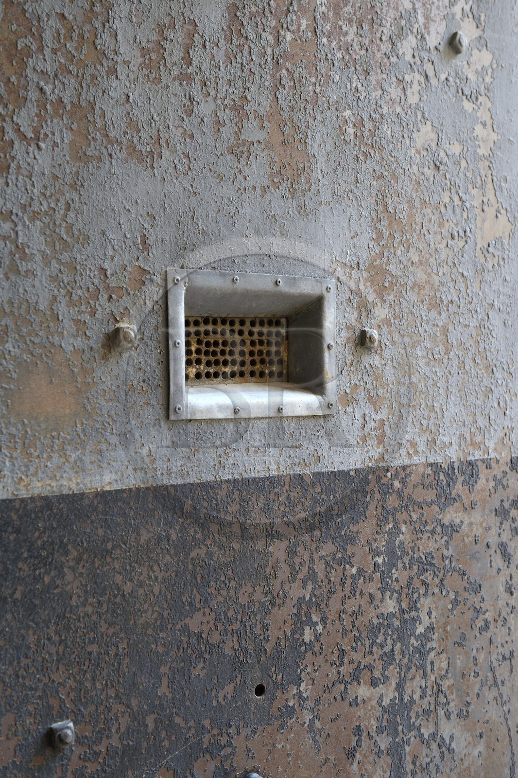 France, Rhône (69), Lyon, Mémorial Prison de Montluc, détail de la porte menant à la cour