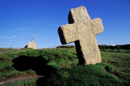 France, Finistère (29), une croix en pierre près de la chapelle Saint-Samson