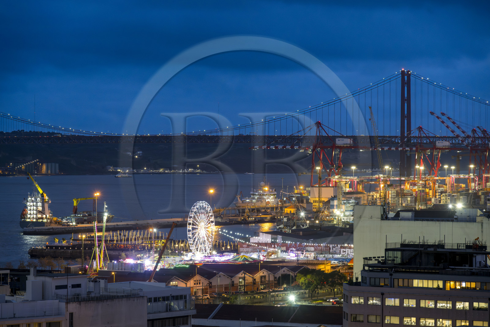 Portugal, Lisbonne, Miradouro de Santa Catarina dans les hauteurs du quartier de Bica, vue sur le Tage et le Ponte 25 de Abril