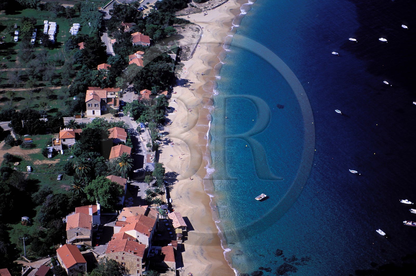 France, Corse-du-Sud (2A), golfe d'Ajaccio, bateaux au mouillage à la pointe de Sette Nave (vue aérienne)