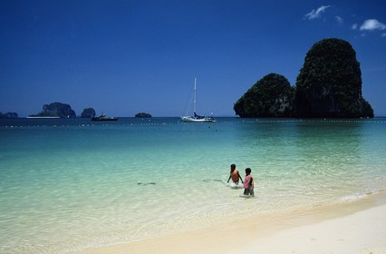 Thaïlande, province de Krabi, la plage Hat Tham Phra Nang