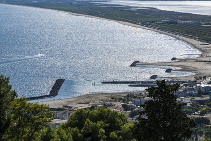 France, Hérault (34), Sète, les plages de sable de Sète vues depuis le Mont Saint-Clair avec leurs brise-lames