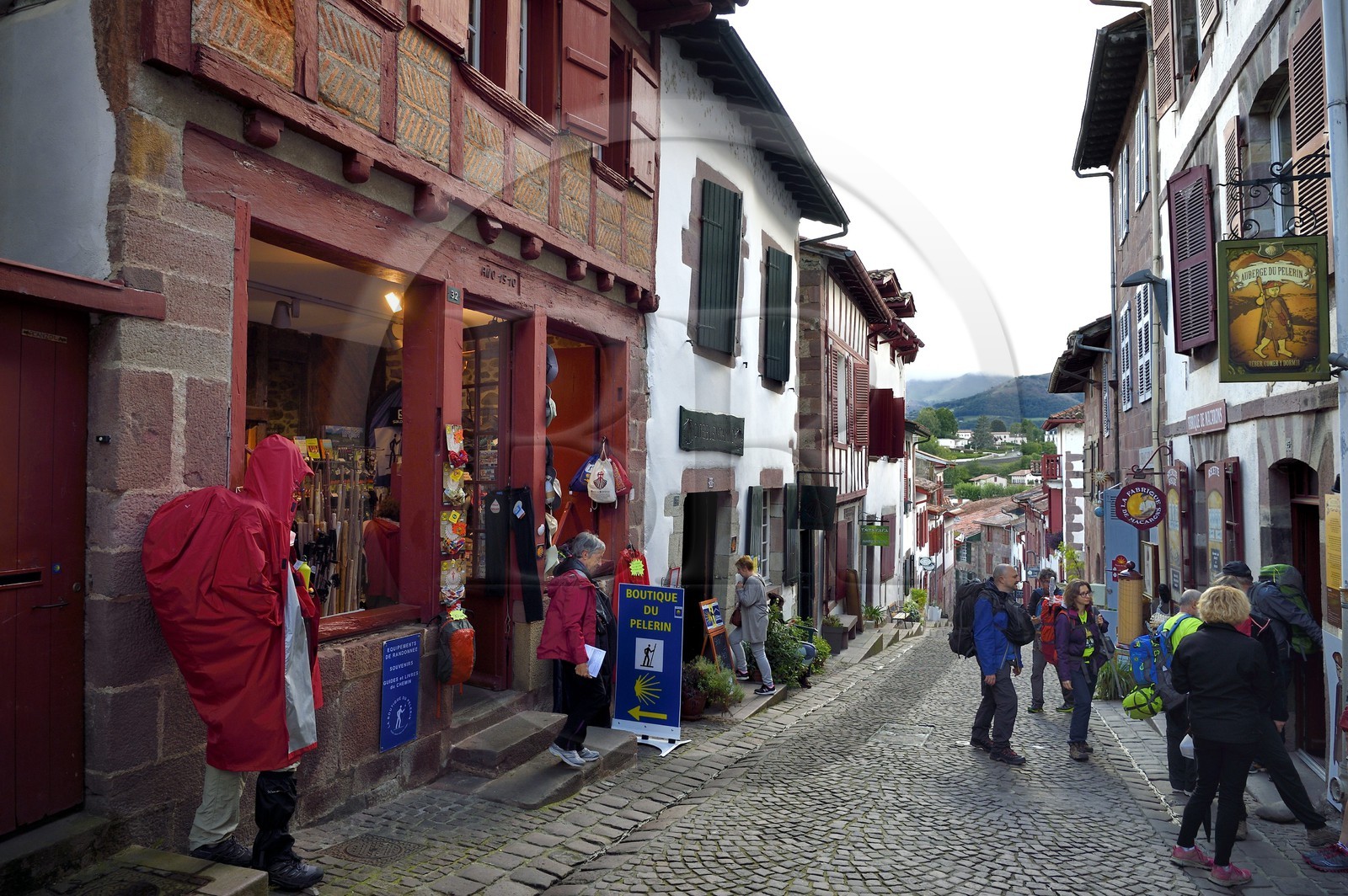 France, Pyrénées-Atlantiques (64), Pays-Basque, Saint-Jean-Pied-de-Port, rue de la Citadelle sur le chemin de Saint-Jacques-de-Compostelle, boutique du pèlerin installée dans la plus ancienne maison de la ville et pèlerins
