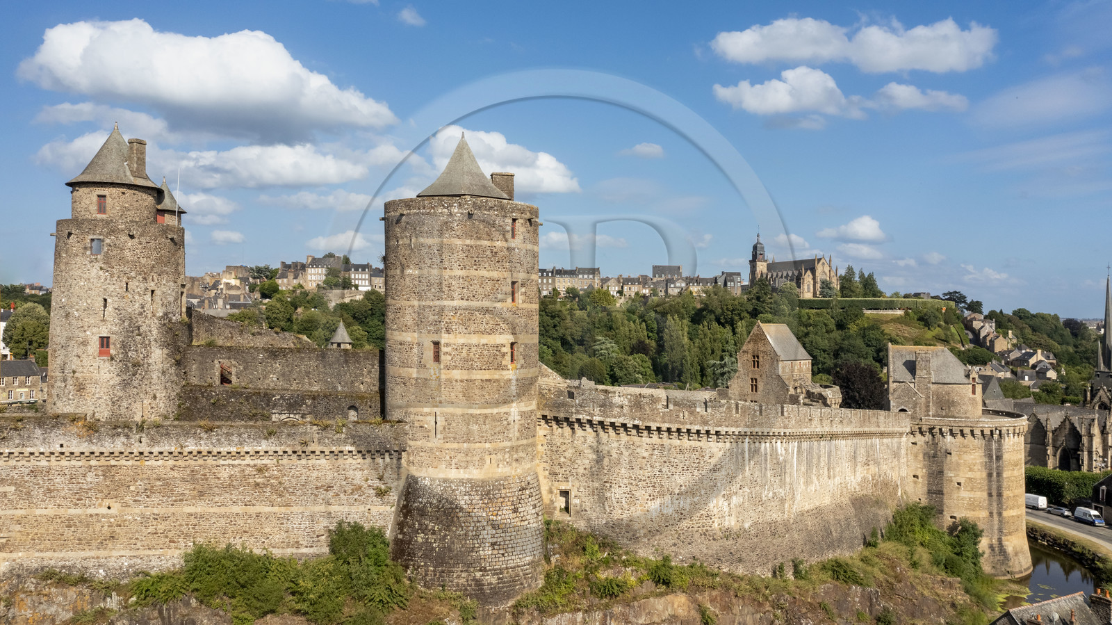 France, Ille-et-Vilaine (35), Fougères, le château-fort du XIIe siècle et l'église Saint-Léonard en arrière plan (vue aérienne)