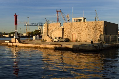 France, Var (83), Toulon, mur à la sortie du port qui reste la dernière trace du bagne de Toulon