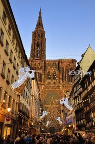 France, Bas-Rhin (67), Strasbourg, vieille ville classée Patrimoine Mondial de l'UNESCO, décorations de Noël, Rue Mercière et cathédrale Notre-Dame