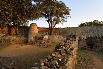 Zimbabwe, province de Masvingo, les ruines du site archéologique du Grand Zimbabwe, classé Patrimoine Mondial de l'UNESCO, Xème au XVème siècle, la tour conique à l'intérieur du Grand Enclos