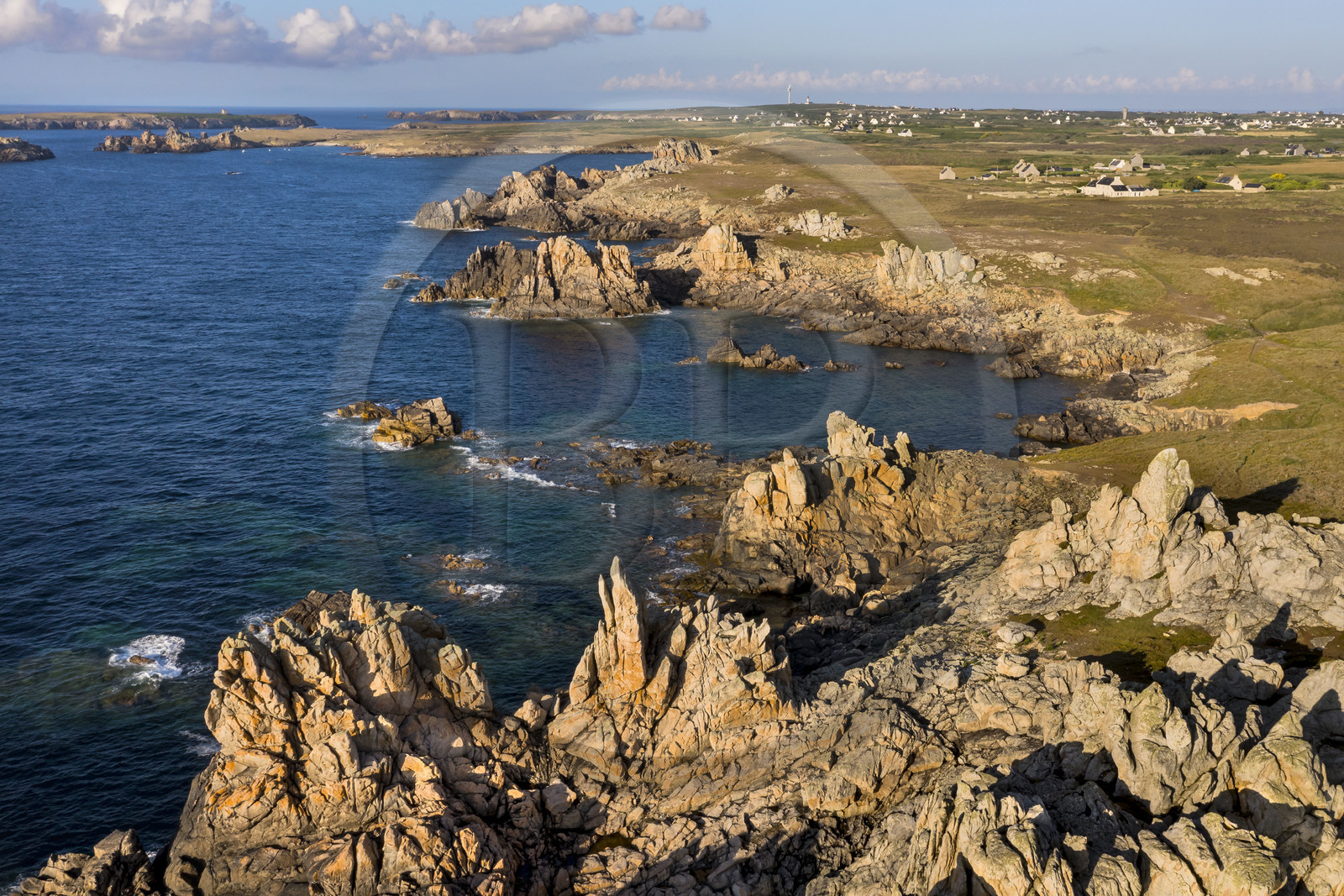 France, Finistère (29), Mer d'Iroise, Ile d'Ouessant, les rochers de la cote dechiquetée au Nord de l'Ile au le phare du Créac’h (vue aérienne)