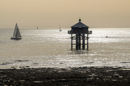 France, Charente-Maritime (17), La Rochelle, le Phare du Bout du Monde au large du cap de la pointe des Minimes, lieu de mémoire littéraire du roman Le Phare du bout du monde de Jules Verne
