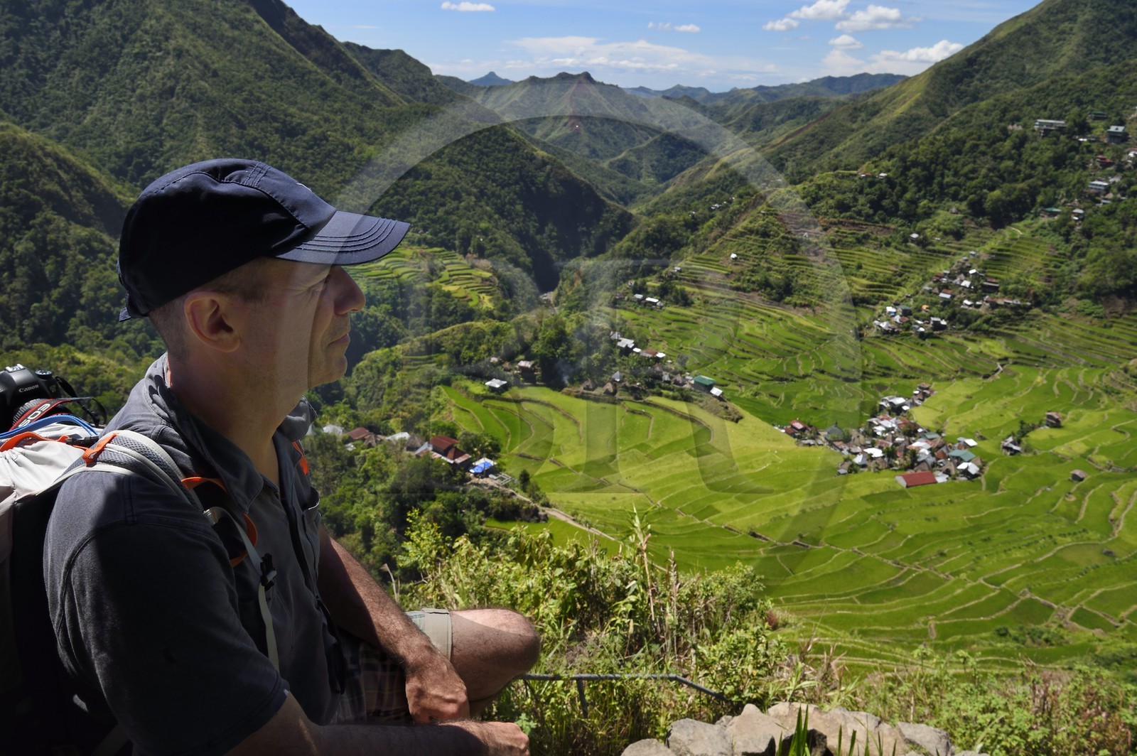 Philippines, province d'Ifugao, randonneur surplombant les rizières en terrasses de Banaue autour du village de Batad, classées Patrimoine Mondial de l'UNESCO