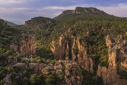France, Var (83), entre Bagnols-en-Forêt et Roquebrune-sur-Argens, randonneur à l'entrée des Gorges du Blavet (vue aérienne)