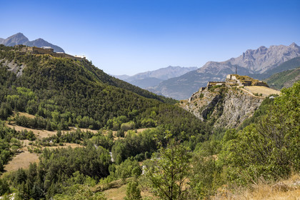France, Hautes Alpes (05), Briançon, site Vauban classé Patrimoine Mondial de l'UNESCO, le Fort du Chateau dominant la citadelle à droite et le Fort Dauphin à gauche