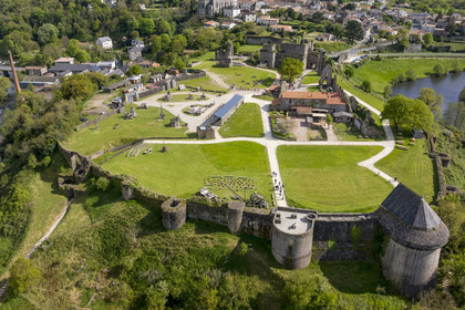 France, Vendée (85), Tiffauges, le chateau de Tiffauges,  ancien chateau fort en ruines où résida Gilles de Rais et spécialisé dans les machines de guerre médiévales (vue aérienne)